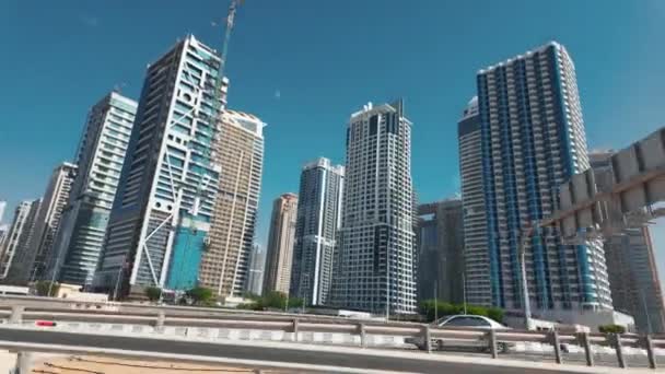 Dubai Sokak Köprü Sürüş Arabaları Başla Açık Mavi Gökyüzü Şehir — Stok video