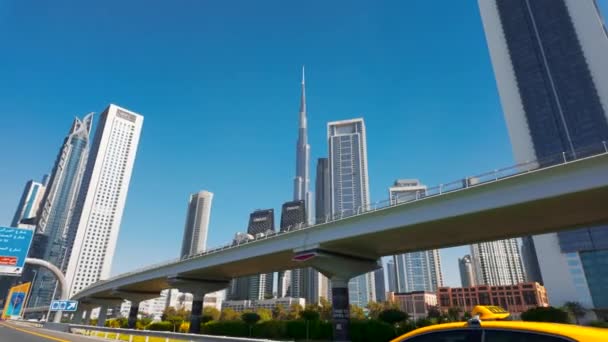 Dubai Med Gate Bro Med Kjøretøy Handling Klar Blå Himmel – stockvideo