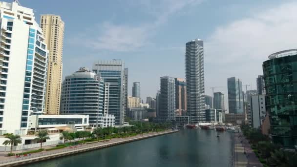 Panoramiczny Widok Wysokie Budynki Szklaną Fasadą Akcja Handel Nieruchomościami Emiratach — Wideo stockowe