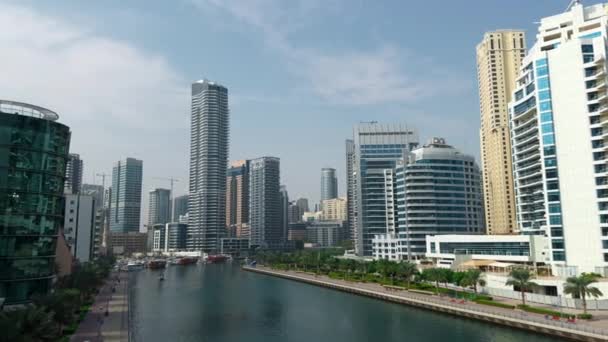 Cam Cepheli Yüksek Binaların Panoramik Manzarası Başla Birleşik Arap Emirlikleri — Stok video