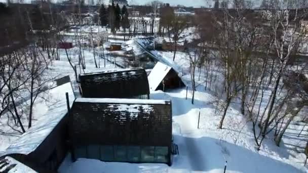 겨울날에 온실이있는 교외의 크리에이티브 도시와 지평선의 배경에 인프라 화창한 교외에 — 비디오