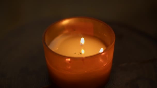 Nahaufnahme Der Flamme Einer Gemütlichen Kerze Medien Aromatische Kerze Die — Stockvideo