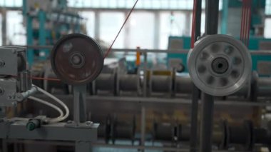 Kablo üretim süreci, kablo fabrikasındaki mekanizma. Yaratıcı. Dönen bobinli endüstriyel arkaplan