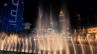 Dubai - Birleşik Arap Emirlikleri, Mart 07, 2023: Gece Dubai şehir merkezi. Başla. Burç Halife Gökdeleninde Müzik Pınarı ve Aydınlatma