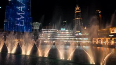 Dubai - Birleşik Arap Emirlikleri, Mart 07, 2023: Gece Dubai şehir merkezi. Başla. Burç Halife Gökdeleninde Müzik Pınarı ve Aydınlatma