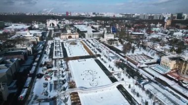 Kışın tarihi mimarisi olan büyük bir meydan manzarası. Yaratıcı. Şehir merkezinde ara sokaklar ve Sovyet mimarisi olan tarihi bir meydan. Arka planda Sovyet mimarisi olan kış manzarası