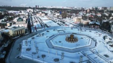 Kışın çeşmeli tarihi meydan. Yaratıcı. Güneşli kış gününde çeşmeli güzel meydanın manzarası. Sovyet şehrinin tarihi meydanı. Kışın çok güzel mimarisi var..