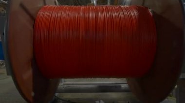 Lastik kabloyla dönen makara. Yaratıcı. Yalıtım için lastik telle bobini açıyorum. Plastik kablolarla endüstriyel üretim. 