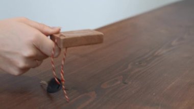 Dolabın ahşap numarası olan küçük bir anahtar. Medya. Ellerinizi yakın tutun ve anahtarı alın. 