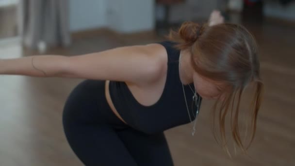 Osoba Ćwicząca Domu Media Kobieta Rozciąga Ciało Ćwiczy Jogę Domu — Wideo stockowe