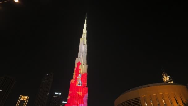 ドバイ アラブ首長国連邦 2023年6月5日 芸術的なアニメーションの照明で覆われた最高のタワーであるブルジュ ハリファでのライトショー アクション モダン シティ センター — ストック動画