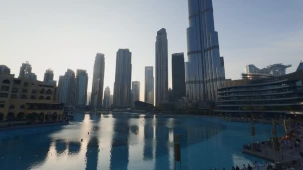 Gökdelen Kuleleri Tanınmayan Kalabalıklar Başla Dubai Nin Merkez Bölgesi — Stok video