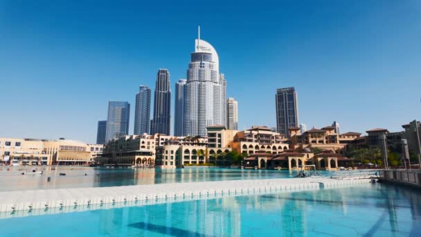 ドバイ アラブ首長国連邦 2023 ドバイシティの水噴水ホテル アクション 近代的な有名な都市の美しいパノラマ — ストック動画