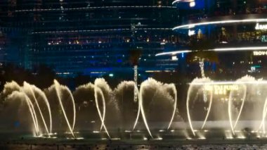 DUBAI - BAE, UAE, 3 Nisan 2023: Burj Khalifa yakınlarındaki Dubai alışveriş merkezinde dans eden çeşmeler. Başla. Popüler turizm bölgesinde gece güzel bir şelale gösterisi 