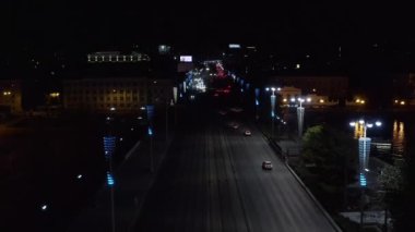 Arabaları ve fenerleri olan modern gece şehrinin en iyi manzarası. Stok görüntüleri. Gece şehir otoyolu, hareket eden arabalar ve parlayan fenerler. Arabaları ve fenerlerinde çelenkleri olan güzel bir gece şehri..