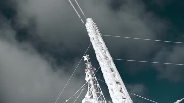 Snötäckt Radiotorn Bakgrundshimlen Klipp Fryst Struktur Elektriska Torn Vintern Radiotorn — Stockvideo
