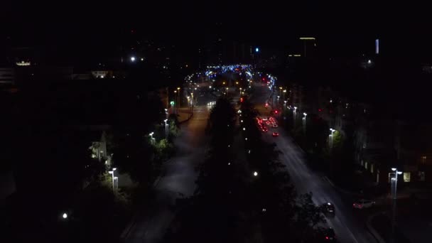 夜色昏暗 灯火通明 尽收眼底 库存录像 有汽车和灯笼的高速公路的美丽景色 现代城市中心的夜路 灯火通明 — 图库视频影像