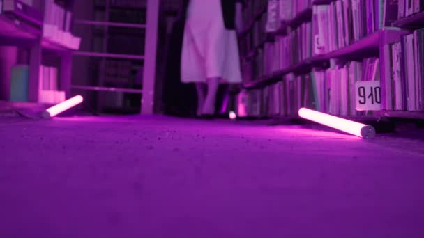 Vrouwen Lopen Mysterieuze Wijze Bibliotheek Voorraadbeelden Geheime Studentenvereniging Nachtbibliotheek Elegante — Stockvideo