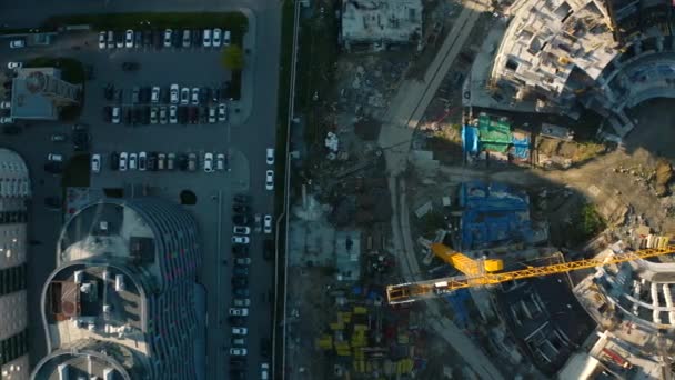 경기장 건설의 비디오 중심에 크레인과 기계가있는 화창한 도시의 스포츠 경기장 — 비디오