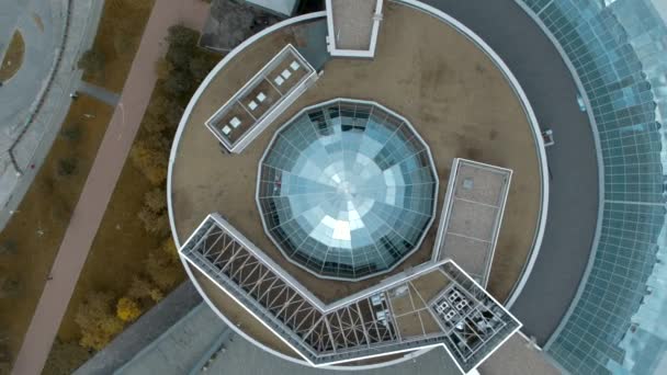 ドーム付きのモダンなラウンドビルのトップビュー ストック映像 円形の構造およびドームが付いているビジネス センターの美しい建築 美しいファサードを持つ建物のリング — ストック動画