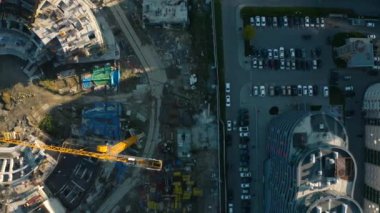 Dairesel yapının dikey üst görüntüsü. Stok görüntüleri. Şehir merkezindeki otoparkın yakınındaki inşaat alanında. Güneşli bir günde, yerleşim merkezindeki stadyumun inşaatı