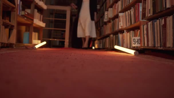 Les Femmes Marchent Mystérieusement Dans Bibliothèque Images Archives Sororité Secrète — Video