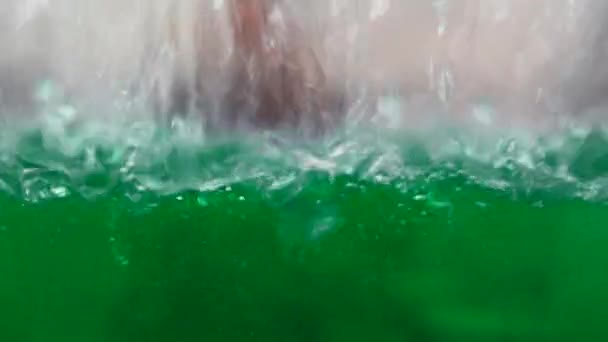 透明な貯水池が液体で満たされている産業背景 メディア 水が落ちてリンゴを作る — ストック動画