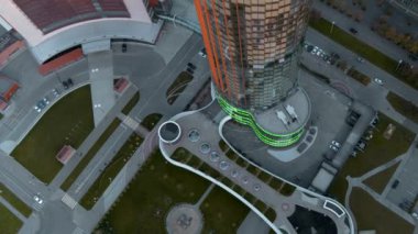 Yaz günü ışıl ışıl parlayan gökdelenlerin en üst manzarası. Stok görüntüleri. Modern şehrin ışıl ışıl gökdelenlerinin güzel yüzü. Gökdelenli binaların modern mimarisi.. 