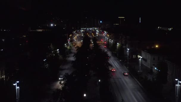 夜の暗い街のトップビューは 輝くランタンで ストック映像 車やランタンで高速道路の美しい景色 ランタンが付いている現代都市の中心の夜道 — ストック動画
