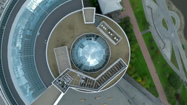 带有圆顶的现代圆形建筑的顶部视图 库存录像 漂亮的商务中心建筑 圆圆的结构和圆顶 有漂亮立面的建筑物的环状物 — 图库视频影像