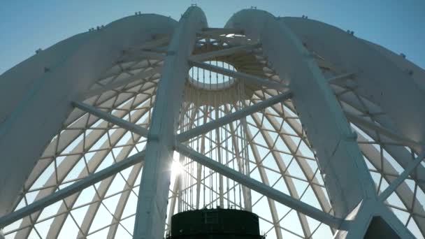建物のドーム構築 ストック映像 建物の白いドームの美しいフレームの構造 背景空にドームフレームを介して建物の近代的な建築 — ストック動画