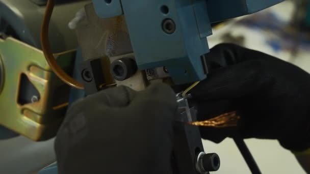 特別な機械が付いているワイヤーを作る労働者の手の近く クリエイティブ 工場ワークショップでの産業背景 — ストック動画