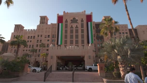 Stor Nationell Flagga Förenade Arabemiraten Byggnad Börja Solig Stadsgata — Stockvideo