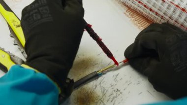 Özel ekipmanlı elektrik lehimleme kablolarını kapatın. Yaratıcı. Kabloların onarılması işlemi