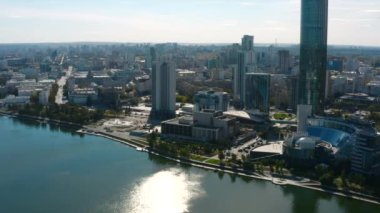 Nehirli güzel şehir manzarası. Stok görüntüleri. Güneşli bir günde gökdelenleri ve nehri olan güzel şehir manzarası. Gelişmiş altyapısı olan güzel ve modern şehirde yaz mevsimi. 