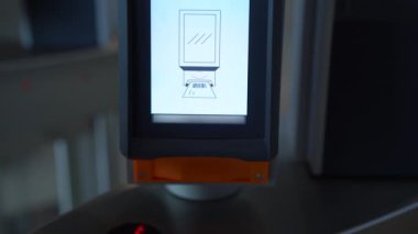 Plastik kart giriş sistemiyle elektronik turnikeyi kapatın. Medya. Barkodlu akıllı telefon, erişim kontrol ekipmanları 