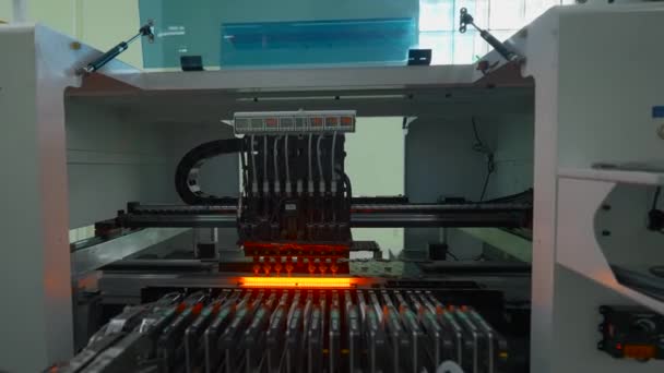 Automatische Bestückungsmaschine Installiert Komponenten Auf Der Leiterplatte Kreativ Fließband Für — Stockvideo