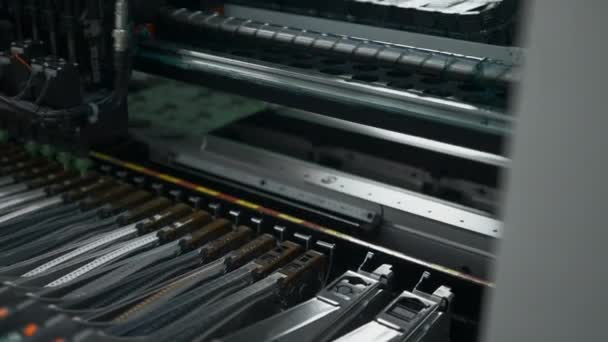 工厂的机器在工作 印刷线路板用自动装置组装 具有现代设备的技术背景 — 图库视频影像