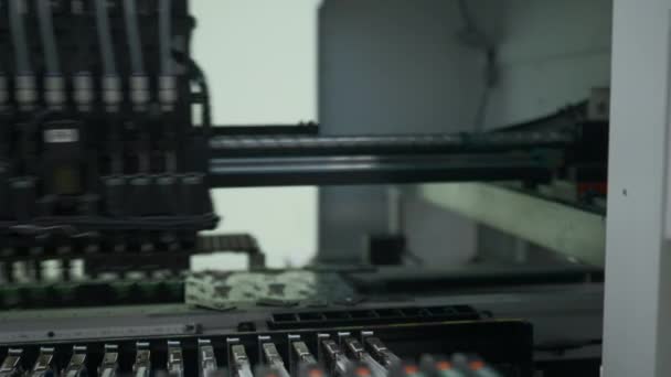 Máquina Fábrica Trabalho Placa Circuito Impresso Sendo Montada Com Mecanismo — Vídeo de Stock