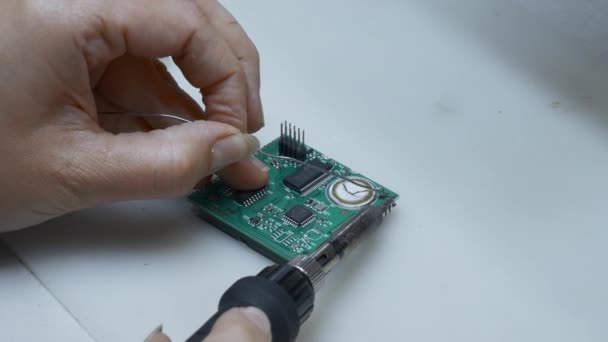 Tânăr Repararea Componentelor Calculatorului Centrul Service Creativ Aproape Lipirea Cipului — Videoclip de stoc