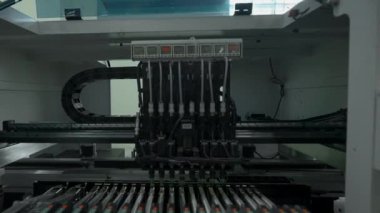 Otomatik seçim ve yer makinesi devre kartına bileşenler yüklüyor. Yaratıcı. Elektronik ve devre kartı üretim fabrikalarında montaj hattı