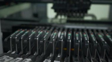 Elektronik devre kartı üretimi. Yaratıcı. Otomatik makine yazdırılmış dijital elektronik pano üretir