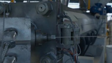 Kablo üretim süreci, kablo fabrikasındaki mekanizma. Yaratıcı. Kablo ve makine geriliyor
