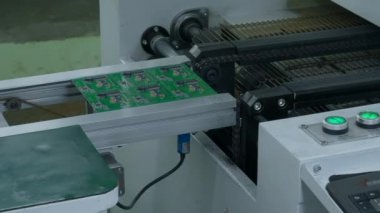 Devre kartı ve taşıyıcı bandın bileşenini kapat. Yaratıcı. Elektronik cihazlar üretim endüstrisi