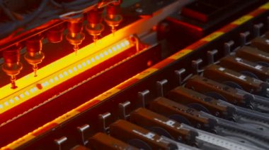 İş sırasında otomatik KİS seçim ve yerleştirme makinesinin detaylarını kapat. Yaratıcı. Fabrikada bilgisayar baskılı devre kartı montajı