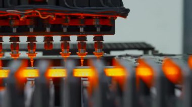 Yüksek teknoloji fabrikasındaki elektronik bileşenlerin CNC makine üretiminde PCB işlemi. Yaratıcı. Mikroçip üretim tesisi detayları