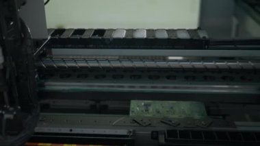 Elektronik fabrikasındaki bilgisayar işlemcileriyle üretim hattı. Yaratıcı. Mikroçip üretim süreci