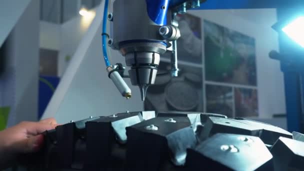 Bandenproductiemachine Aan Het Werk Close Media Robotmachine Een Bandenfabriek — Stockvideo