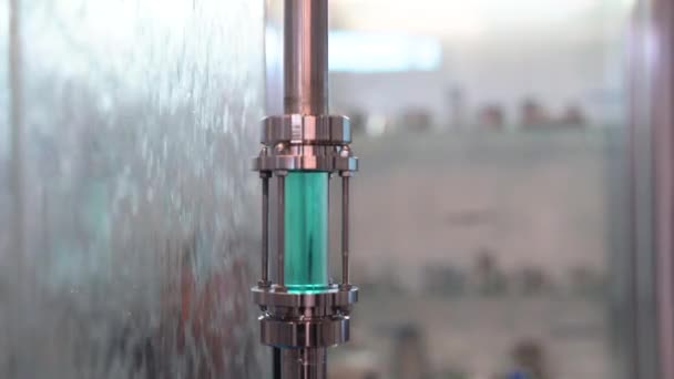 制药和化工设备 实验室玻璃容器内液体的密闭 — 图库视频影像