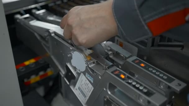 電子回路基板の機械を点検するエンジニアの手の近く クリエイティブ ハイテク産業の背景 — ストック動画
